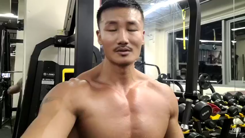 【2021-09-06 20点场】黑人毅：晚上练个肩