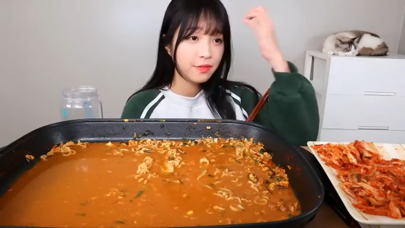 小姐姐速食面挑战(110)