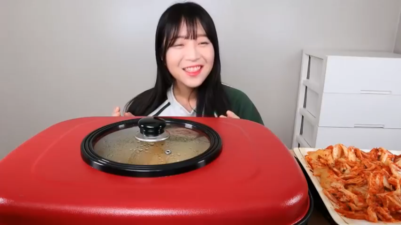 小姐姐速食面挑战(13)