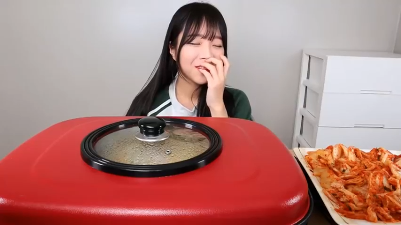 小姐姐速食面挑战(14)