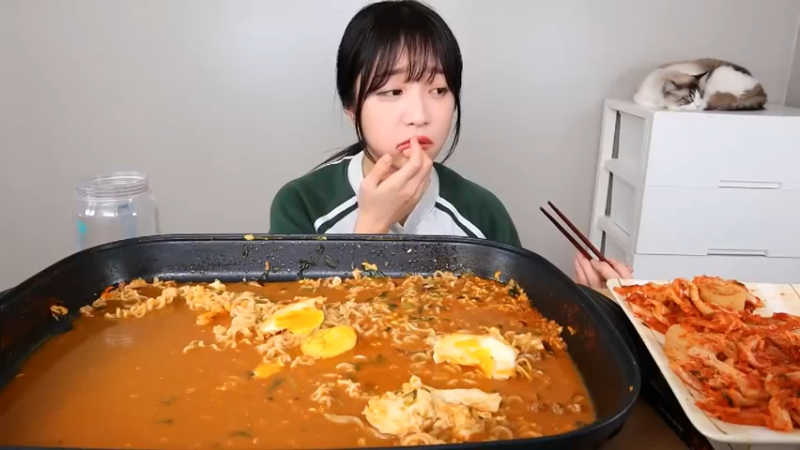 小姐姐速食面挑战(48)