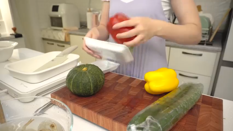 周末买完菜后制作辛拉面炒面，吃一碗凉爽的冷面的日常，家常便饭，厨房用品购物开箱，希腊桃子，麻辣烫，蘑菇饭，腌酸黄瓜 万物不离真香，你要试试吗 (7)