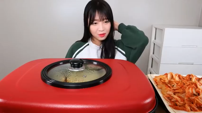 小姐姐速食面挑战(9)