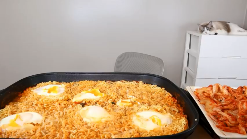 小姐姐速食面挑战(19)