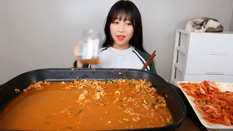 小姐姐速食面挑战(104)