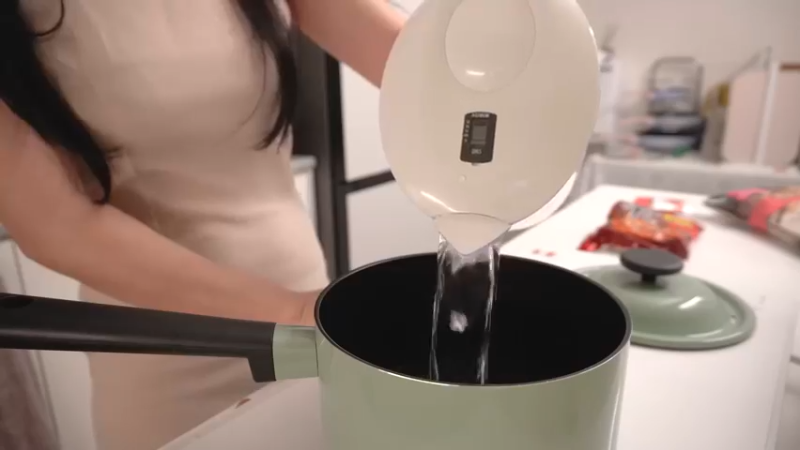 周末买完菜后制作辛拉面炒面，吃一碗凉爽的冷面的日常，家常便饭，厨房用品购物开箱，希腊桃子，麻辣烫，蘑菇饭，腌酸黄瓜 万物不离真香，你要试试吗 (21)