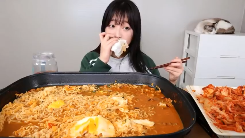小姐姐速食面挑战(43)