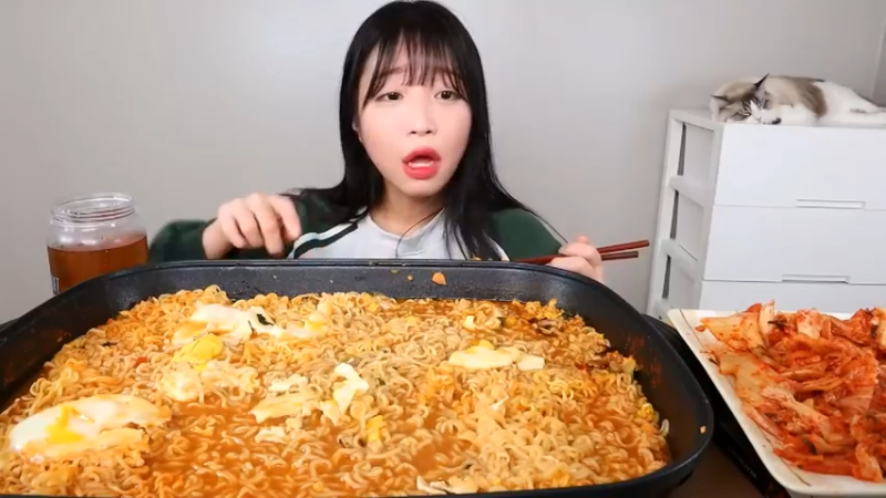 小姐姐速食面挑战(31)