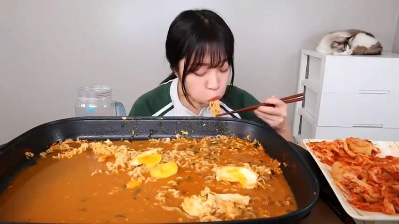 小姐姐速食面挑战(49)