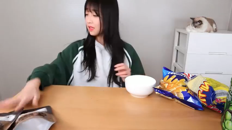 小姐姐速食面挑战(210)