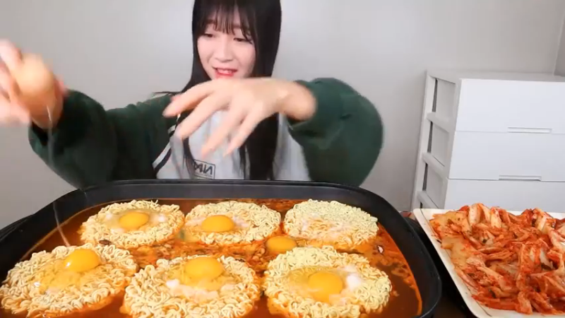 小姐姐速食面挑战(12)
