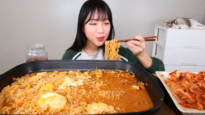 小姐姐速食面挑战(38)