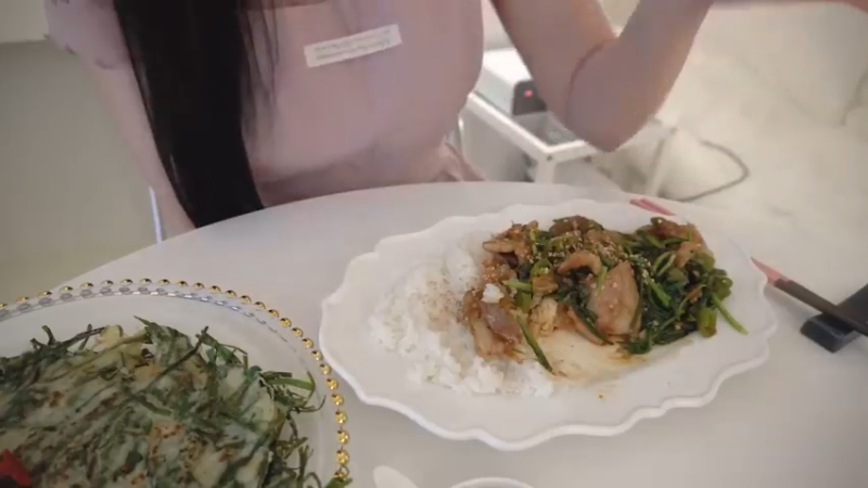 周末买完菜后制作辛拉面炒面，吃一碗凉爽的冷面的日常，家常便饭，厨房用品购物开箱，希腊桃子，麻辣烫，蘑菇饭，腌酸黄瓜 万物不离真香，你要试试吗 (14)