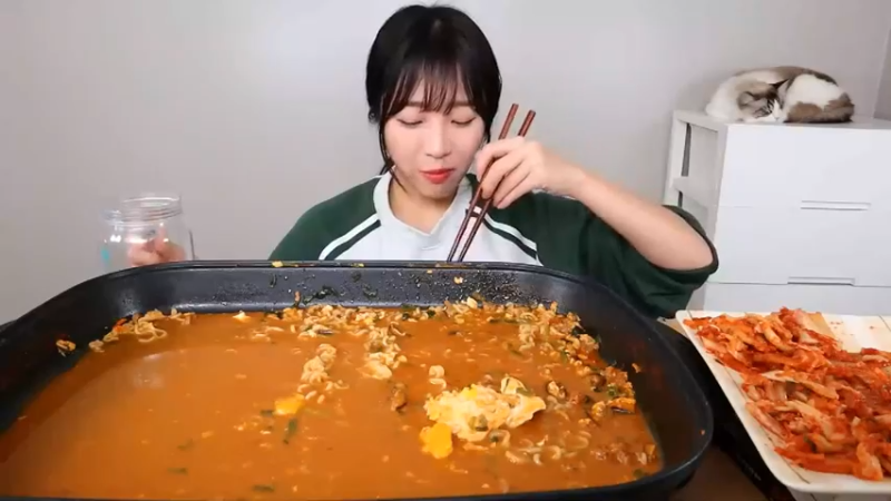 小姐姐速食面挑战(53)
