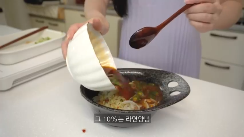 周末买完菜后制作辛拉面炒面，吃一碗凉爽的冷面的日常，家常便饭，厨房用品购物开箱，希腊桃子，麻辣烫，蘑菇饭，腌酸黄瓜 万物不离真香，你要试试吗 (9)