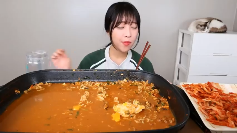 小姐姐速食面挑战(52)