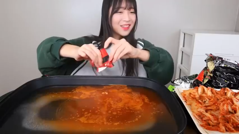 小姐姐速食面挑战(7)