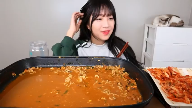 小姐姐速食面挑战(107)