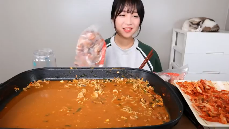 小姐姐速食面挑战(101)