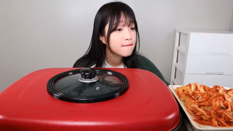 小姐姐速食面挑战(1)