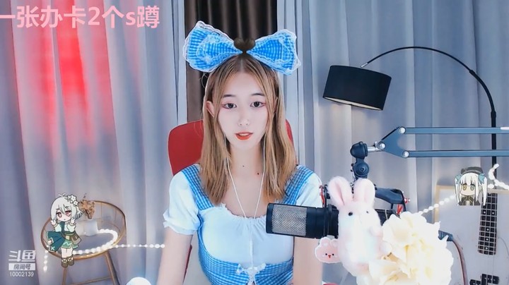 美女主播打扮很可爱，有校园风啊