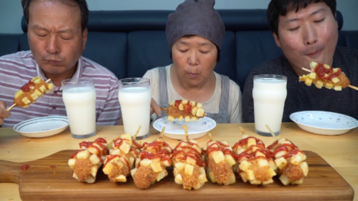 全家一起享用土豆热狗肠，口感非常酥脆，淋上番茄酱味道更加香甜！