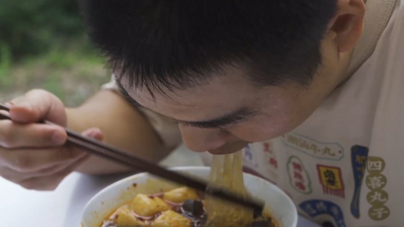 我在斗鱼看野食小哥直播美食