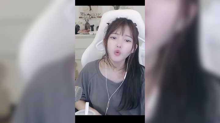 昨天走在路上有个小朋友喊我阿姨？！有这么可爱的阿姨吗！！！