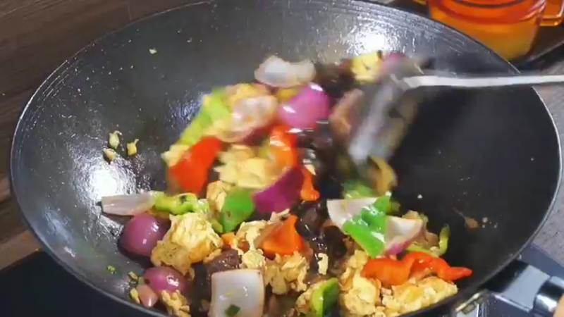 【美食厨房】在家做美食 洋葱炒鸡蛋，先炒洋葱还是鸡蛋？教你正确做法，咸香入味特下饭 %家常菜