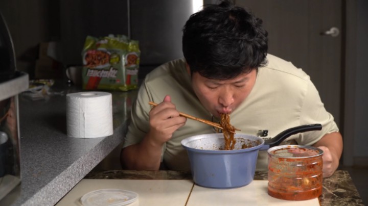 美味夜宵vlog：独自品尝炸酱面和泡菜，酱香味十足，吃得太过瘾了
