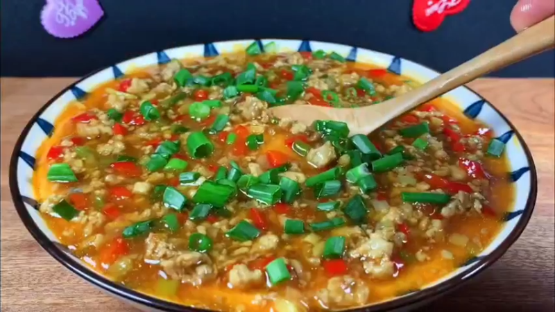 西红柿鸡蛋羹，好吃又下饭 往西红柿里打入四个鸡蛋，没想到这么好吃，又学会一招