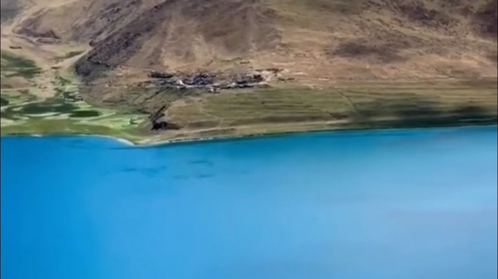 西藏美丽羊卓雍湖世所奇，叠峰峻岭出瑶池