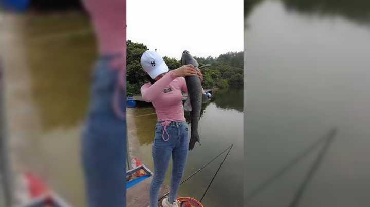 美女拿鱼竿去钓鱼，上货很多，好开心