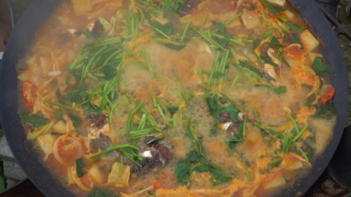 烹饪新鲜美味的比目鱼，配上特制手工面，麻辣鲜香的鱼肉料理！