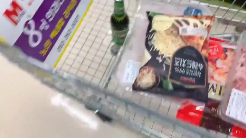 今天你吃了吗？美食餐餐ol @制作薄切五花肉紫菜包饭便当，和吃豆火的男友一起去超市买菜；一起度过暑假的独居生活；包饭，炒泡菜 辛奇 苏子叶；汉堡牛排套餐，厨房用