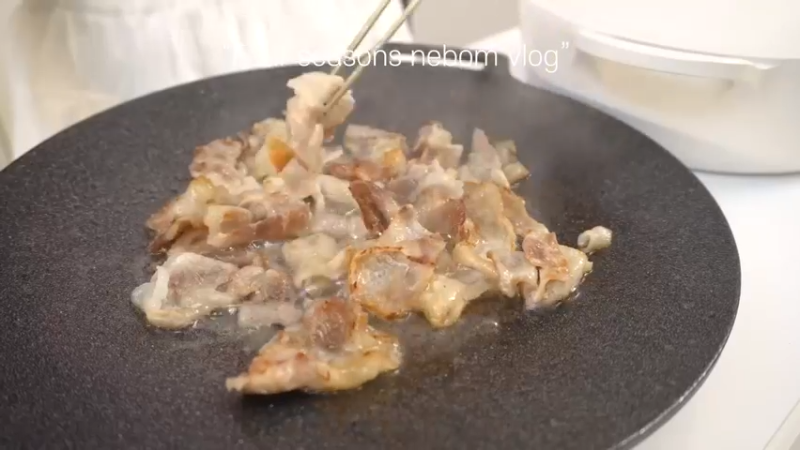 今天你吃了吗？美食餐餐ol @制作薄切五花肉紫菜包饭便当，和吃豆火的男友一起去超市买菜；一起度过暑假的独居生活；包饭，炒泡菜 辛奇 苏子叶；汉堡牛排套餐，厨房用