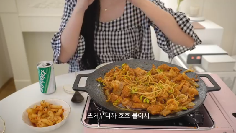 今天你吃了吗？美食餐餐ol @制作薄切五花肉紫菜包饭便当，和吃豆火的男友一起去超市买菜；一起度过暑假的独居生活；包饭，炒泡菜 辛奇 苏子叶；汉堡牛排套餐，厨房用
