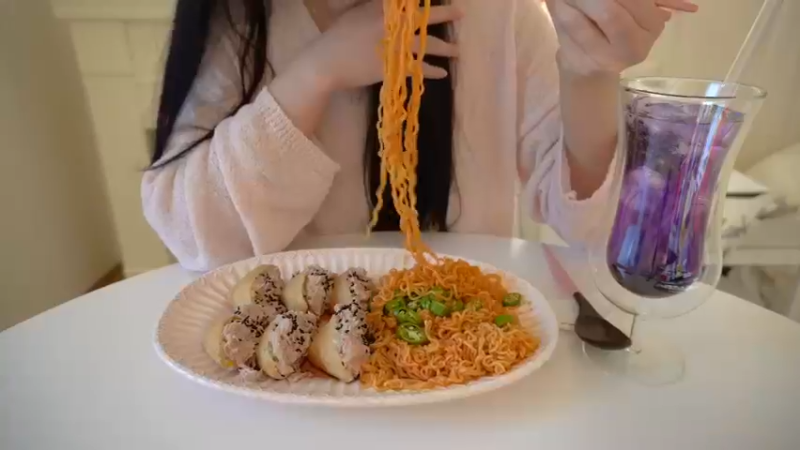 美食餐餐V急忙买菜，制作金枪鱼蛋黄酱油豆腐寿司，青阳辣椒拌面，制作炸茄子，