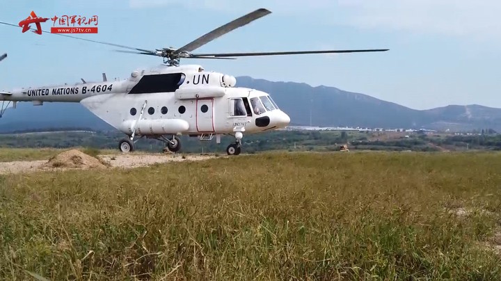 围观！维和快反分队“一机8绳”同时机降