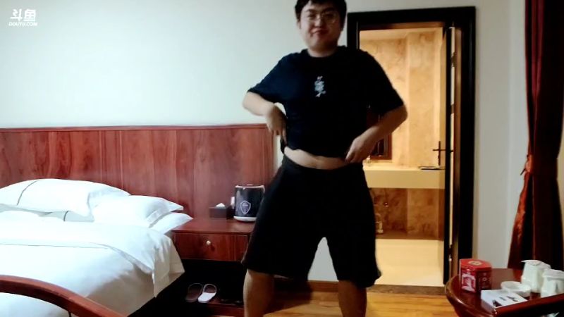 我在斗鱼看火力堂主直播户外