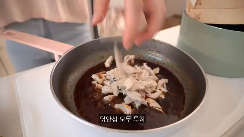 美食餐餐 V☀️ 制作炸鸡紫菜包饭便当，自家的日常，热狗，ROSÉ炒年糕，和男朋友一起逛咖啡厅，豆腐针，卷心菜煎饼，辛奇汤  @宅女 @料理 流水账，你今天吃了