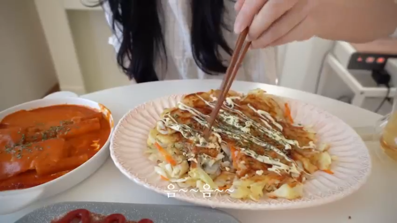 美食餐餐 V☀️ 制作炸鸡紫菜包饭便当，自家的日常，热狗，ROSÉ炒年糕，和男朋友一起逛咖啡厅，豆腐针，卷心菜煎饼，辛奇汤  @宅女 @料理 流水账，你今天吃了