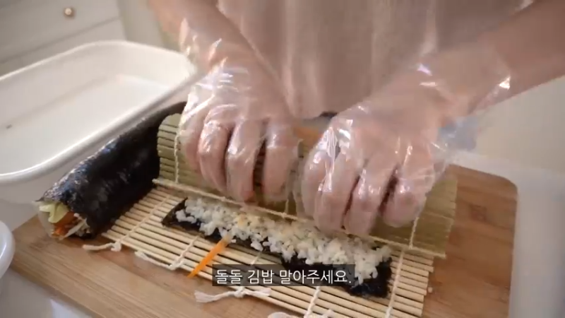 美食餐餐 V☀️ 制作炸鸡紫菜包饭便当，自家的日常，热狗，ROSÉ炒年糕，和男朋友一起逛咖啡厅，豆腐针，卷心菜煎饼，辛奇汤  @宅女 @料理 流水账，你今天吃了