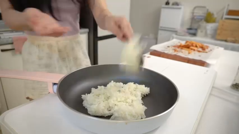 美食餐餐V急忙买菜，制作金枪鱼蛋黄酱油豆腐寿司，青阳辣椒拌面，制作炸茄子，
