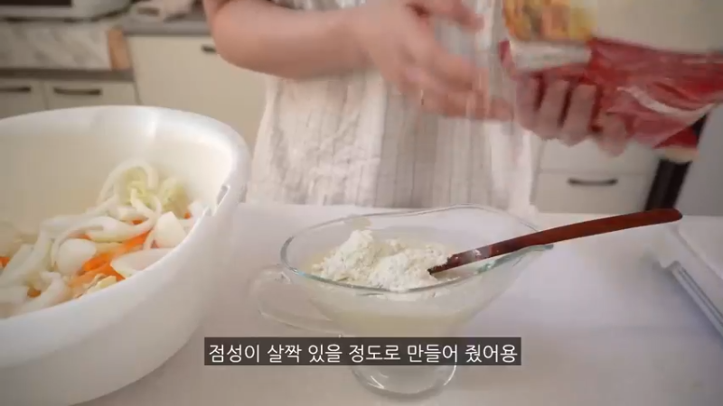 美食餐餐 V☀️ 制作炸鸡紫菜包饭便当，自家的日常，热狗，ROSÉ炒年糕，和男朋友一起逛咖啡厅，豆腐针，卷心菜煎饼，辛奇汤  @宅女 @料理 流水账，你今天吃了