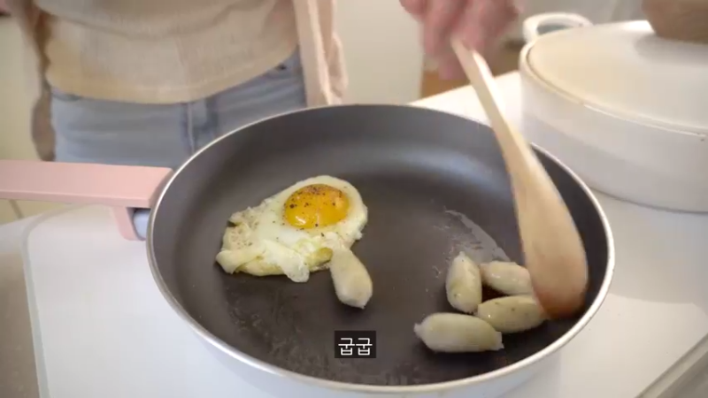 美食餐餐 V☀️ 制作炸鸡紫菜包饭便当，自家的日常，热狗，ROSÉ炒年糕，和男朋友一起逛咖啡厅，豆腐针，卷心菜煎饼，辛奇汤  @宅女 @料理 流水账，你今天吃了