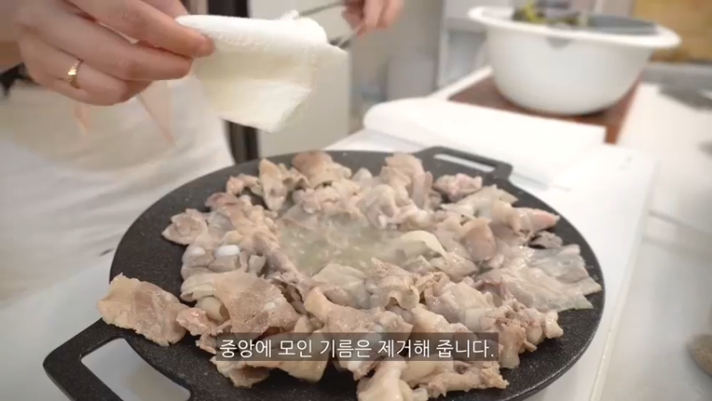 今天你吃了吗？美食餐餐ol @制作薄切五花肉紫菜包饭便当，和吃豆火的男友一起去超市买菜；一起度过暑假的独居生活；包饭，炒泡菜 辛奇 苏子叶；汉堡牛排套餐，厨房用