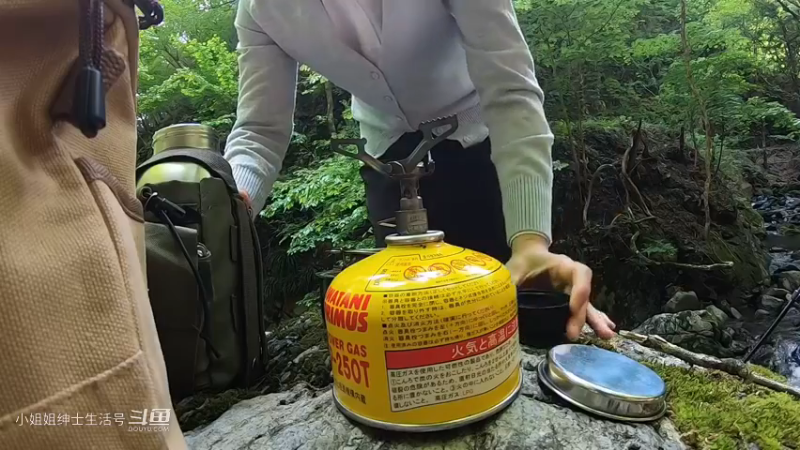 【户外露营】热爱大自然的女孩 忙里偷闲的森林午餐时间_8