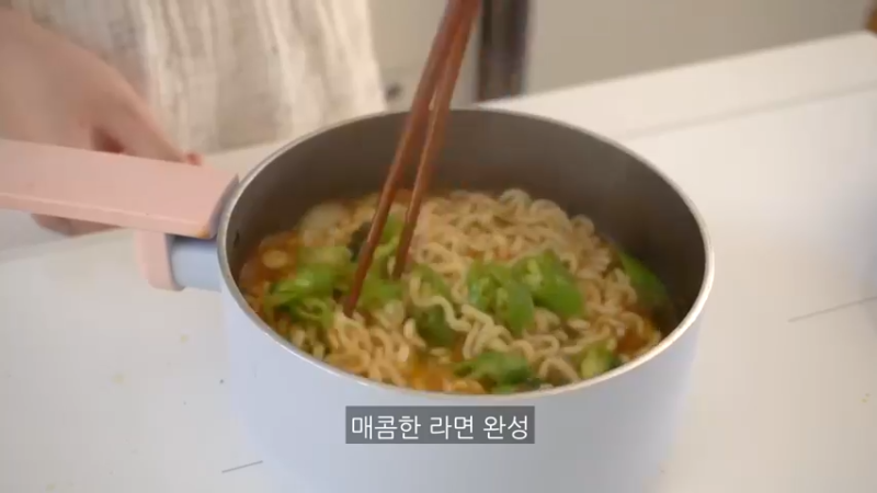 美食餐餐V急忙买菜，制作金枪鱼蛋黄酱油豆腐寿司，青阳辣椒拌面，制作炸茄子，