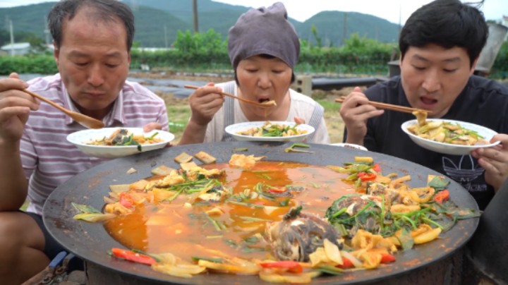 全家一起品尝鲜辣的炖鱼肉，两种鱼肉口感丰富，鱼汤醇厚可口！